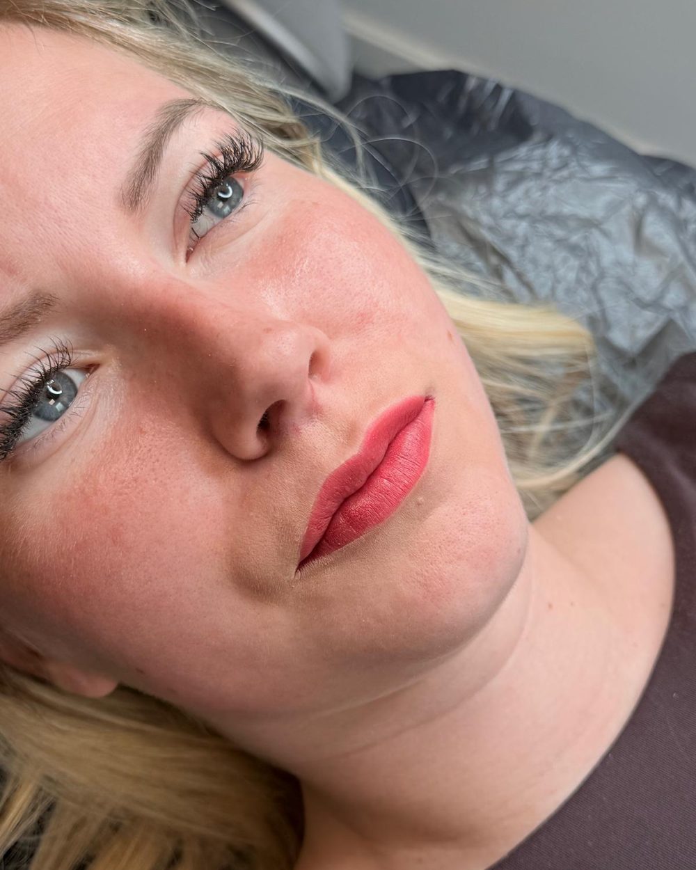 Kunde med færdigt læbe-resultat efter permanent makeup hos Fairbeauty